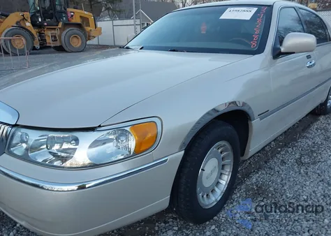 2000 Lincoln Town Car Cartier from USA, damaged, VIN 1LNHM83W7YY860959